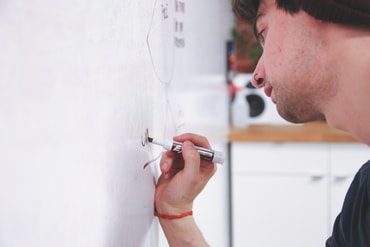 Whiteboard mit Mitarbeiter